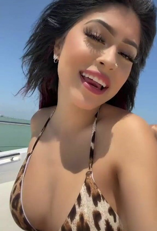 4. Bonita Desiree Montoya Enseña Escote Con Bikini Leopardo En Un Barco