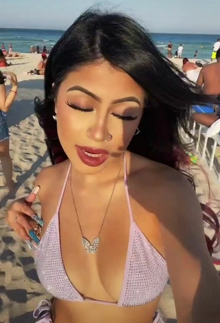 Caliente Desiree Montoya enseña escote con Sujetador de Bikini en la playa