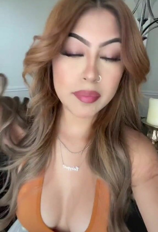 Caliente Desiree Montoya enseña escote con Top Corto Naranja