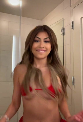 Sexy Desiree Montoya con Bikini Rojo