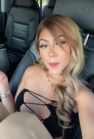 4. Linda Desiree Montoya Enseña Escote En Un Coche