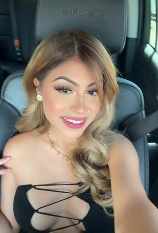 5. Linda Desiree Montoya Enseña Escote En Un Coche