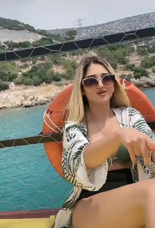 Caliente Eda Aslankoç enseña escote con Bikini Oliva en un barco