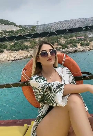 3. Sexy Eda Aslankoç Con Bikini Oliva En El Mar