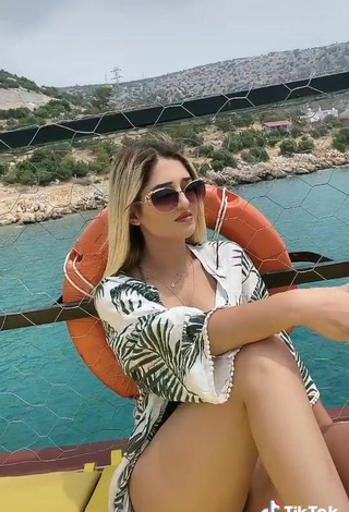 4. Sexy Eda Aslankoç Con Bikini Oliva En El Mar