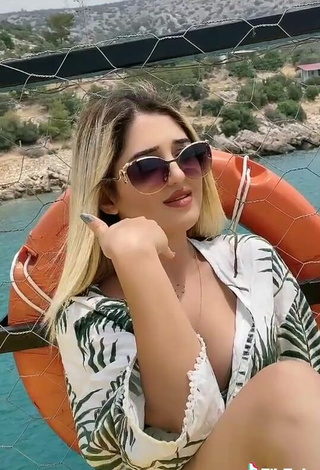 5. Sexy Eda Aslankoç Con Bikini Oliva En El Mar