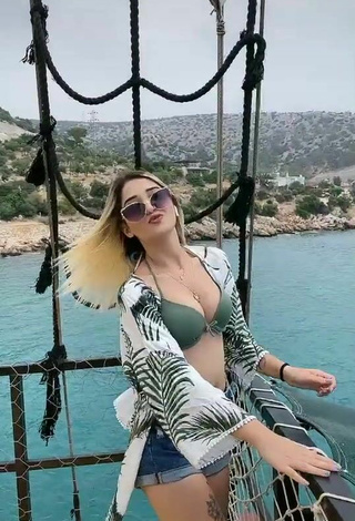 2. Hermosa Eda Aslankoç Enseña Escote Con Sujetador De Bikini En Un Barco