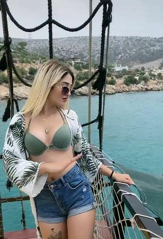 3. Hermosa Eda Aslankoç Enseña Escote Con Sujetador De Bikini En Un Barco