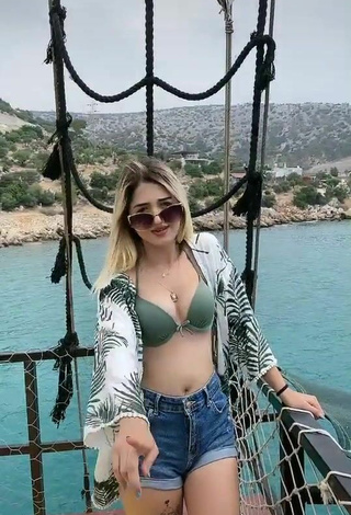 4. Hermosa Eda Aslankoç Enseña Escote Con Sujetador De Bikini En Un Barco