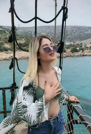 5. Hermosa Eda Aslankoç Enseña Escote Con Sujetador De Bikini En Un Barco