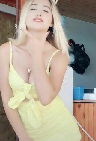 3. Sexy Eda Aslankoç Con Vestido Amarillo