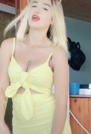 5. Sexy Eda Aslankoç Con Vestido Amarillo