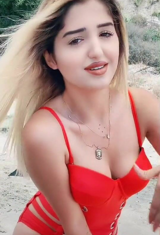 3. Caliente Eda Aslankoç Con Traje De Baño Rojo En La Playa