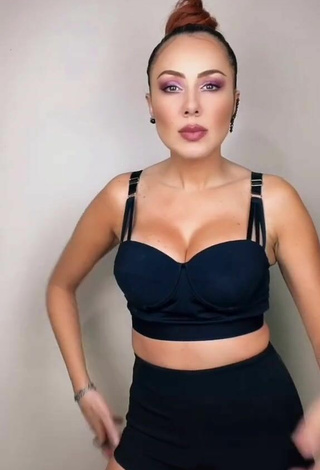 Sexy Erika enseña escote con Top Corto Negro