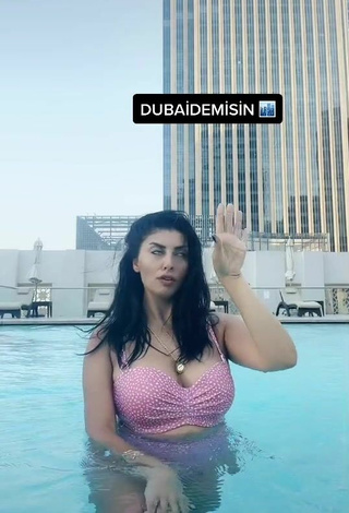 Sexy Eylem Şahin enseña escote con Sujetador de Bikini en la piscina