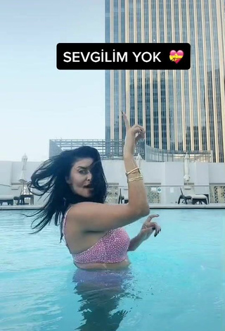 4. Sexy Eylem Şahin Enseña Escote Con Sujetador De Bikini En La Piscina