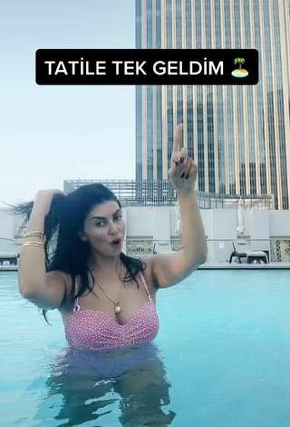 5. Sexy Eylem Şahin Enseña Escote Con Sujetador De Bikini En La Piscina