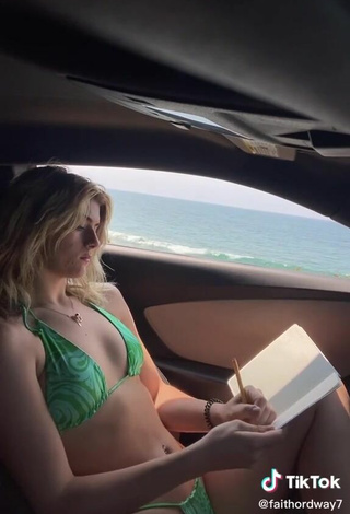 5. Guapísima Faith Ordway Con Atractivos Bikini Verde En Un Coche