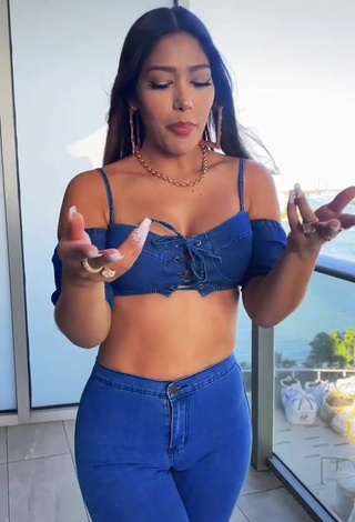 Guapísima Farina con Atractivos Top Corto Azul en el balcón