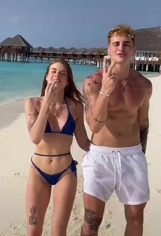 2. Bonita Flávia Charallo Con Bikini Azul En La Playa