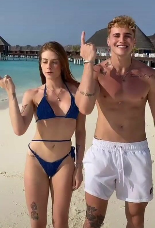 3. Bonita Flávia Charallo Con Bikini Azul En La Playa