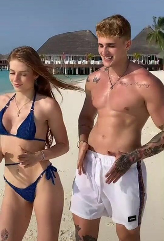 5. Bonita Flávia Charallo Con Bikini Azul En La Playa