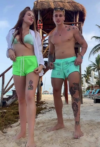 Sexy Flávia Charallo con Sujetador de Bikini en la playa