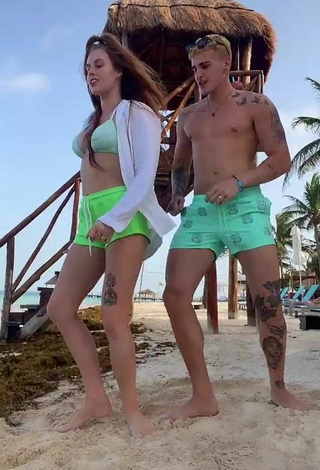 5. Sexy Flávia Charallo Con Sujetador De Bikini En La Playa