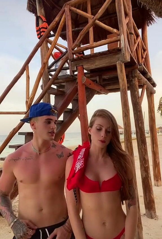 Caliente Flávia Charallo con Bikini Rojo en la playa