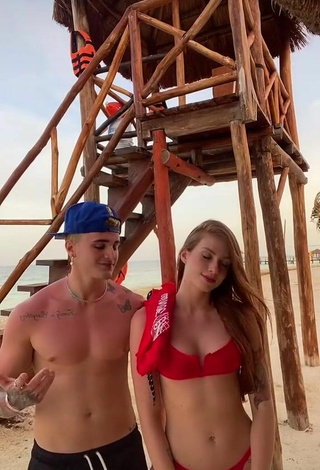 2. Caliente Flávia Charallo Con Bikini Rojo En La Playa