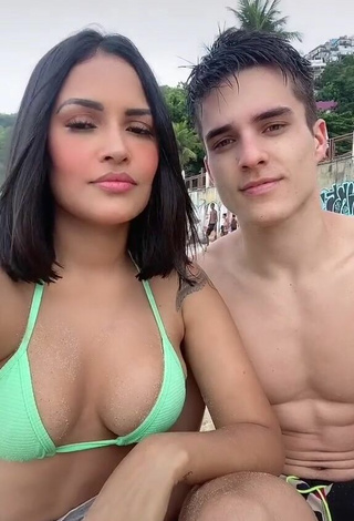 Bonita Flayslane Raiane Preira da Silva enseña escote con Sujetador de Bikini