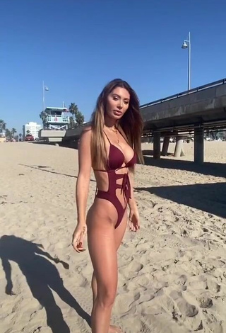 Más caliente Francesca Farago con Traje de Baño en la playa