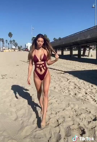 2. Más Caliente Francesca Farago Con Traje De Baño En La Playa