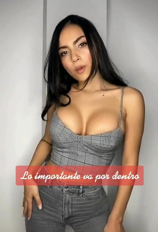 Sexy Franjomar enseña escote con Top Corto de Cuadros