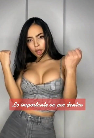 5. Sexy Franjomar Enseña Escote Con Top Corto De Cuadros