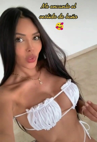 2. Cariño Franjomar Enseña Escote Con Sensuales Bikini Blanco