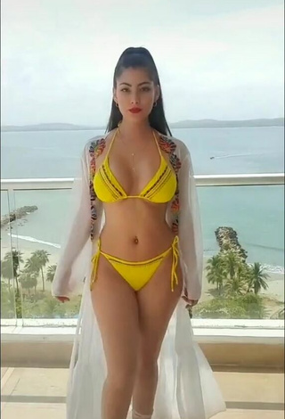 Caliente Franjomar enseña escote con Bikini Amarillo en el balcón