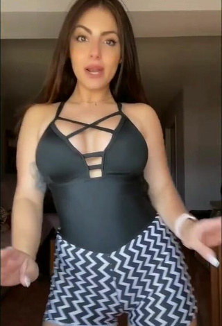 Bonita Franjomar enseña escote con Traje de Baño Negro