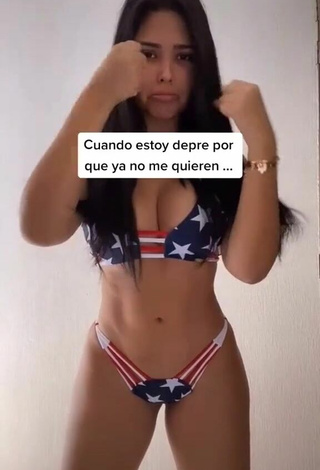 3. Dulce Franjomar Enseña Escote Con Bikini