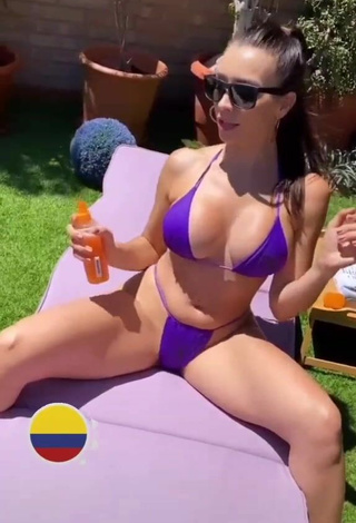 Maravillosa Franjomar enseña escote con Bikini Violeta