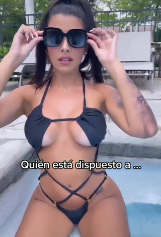 Sexy Franjomar con Mini Bikini Negro en la piscina