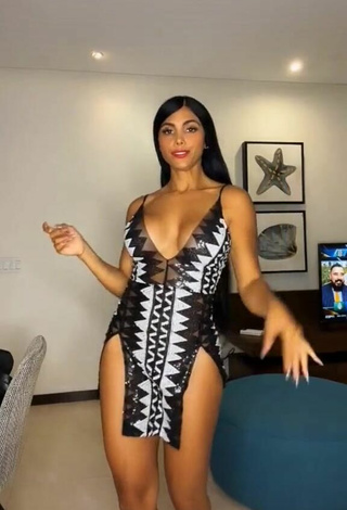 Más caliente Franjomar enseña escote con Vestido