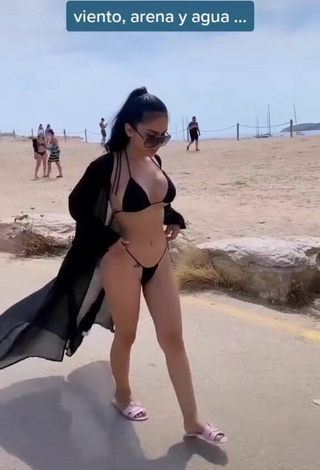 Atractiva Franjomar con Seductores Bikini Negro en la playa