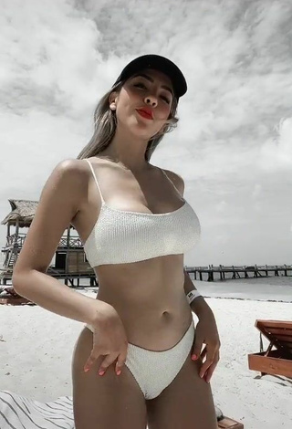 3. Caliente Frida Ximena Con Bikini Blanco En La Playa