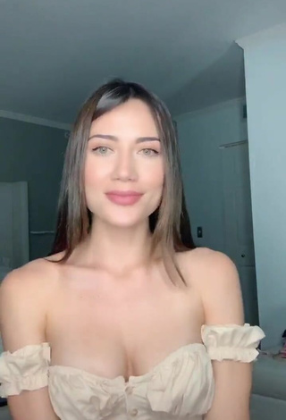 1. Cariño Georgina Mazzeo Enseña Escote Con Sensuales Top Corto Beige