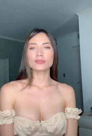 2. Cariño Georgina Mazzeo Enseña Escote Con Sensuales Top Corto Beige