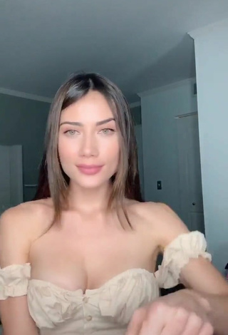 3. Cariño Georgina Mazzeo Enseña Escote Con Sensuales Top Corto Beige