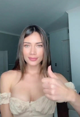 4. Cariño Georgina Mazzeo Enseña Escote Con Sensuales Top Corto Beige