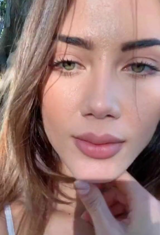 2. Atractiva Georgina Mazzeo Enseña Escote Con Provocativos Sujetador De Bikini