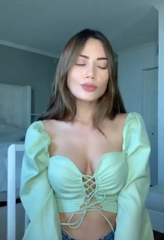 3. Dulce Georgina Mazzeo Enseña Escote Con Top Corto Verde